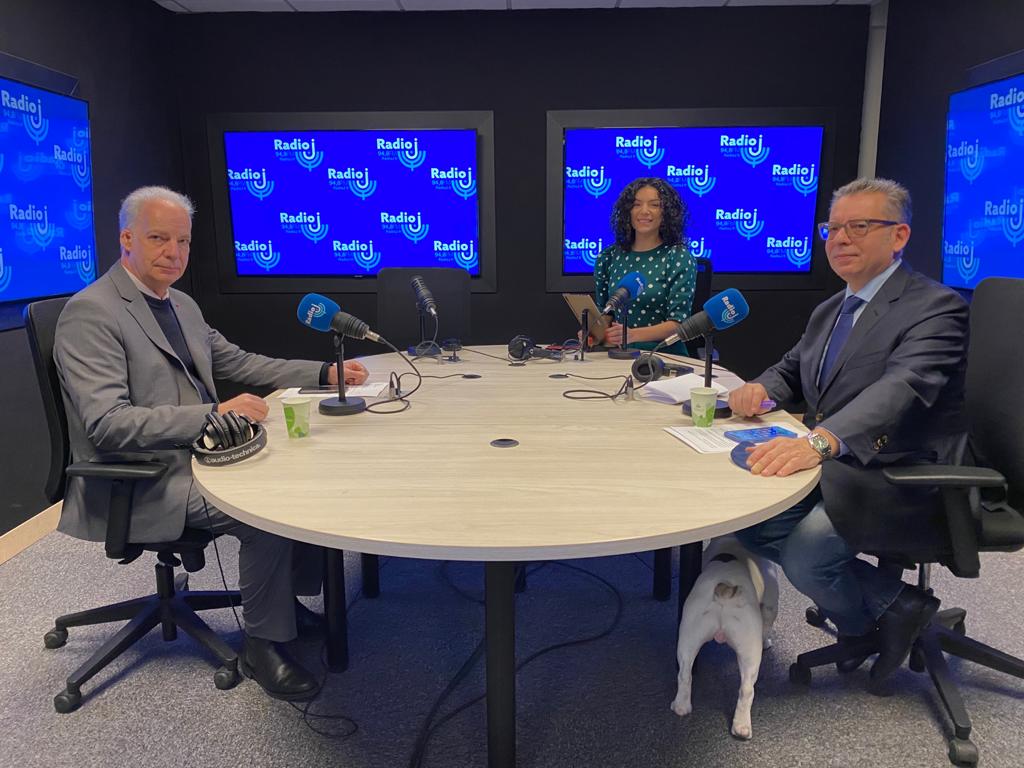RadioJFrance's tweet photo. ⚠️ Tout-à-l'heure dans #ForumRadioJ, 🎙️ @frhaz recevait 
@alaingriset, ministre des PME (@Economie_Gouv)

🎨Ne ratez pas son portrait par @judithmergui : https://t.co/KhuO3UDNCL

#Politique #PME #plan #aide #gouvernement #COVID19 https://t.co/PF0X00Hdy9