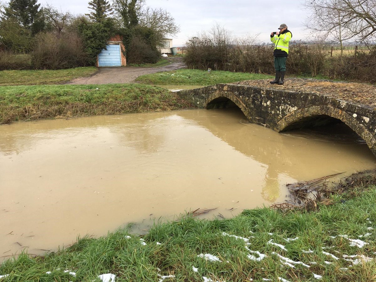 EnvAgencyMids's tweet photo. Keeping a watchful eye on the rivers, alongside duty staff monitoring telemetry remotely. Levels are falling today compared to yesterday in the #Helpringham and #Scredington areas. Find out the river level near you by clicking here https://t.co/q7bYGIc06A #prepareactsurvive https://t.co/SlenoY4p1I