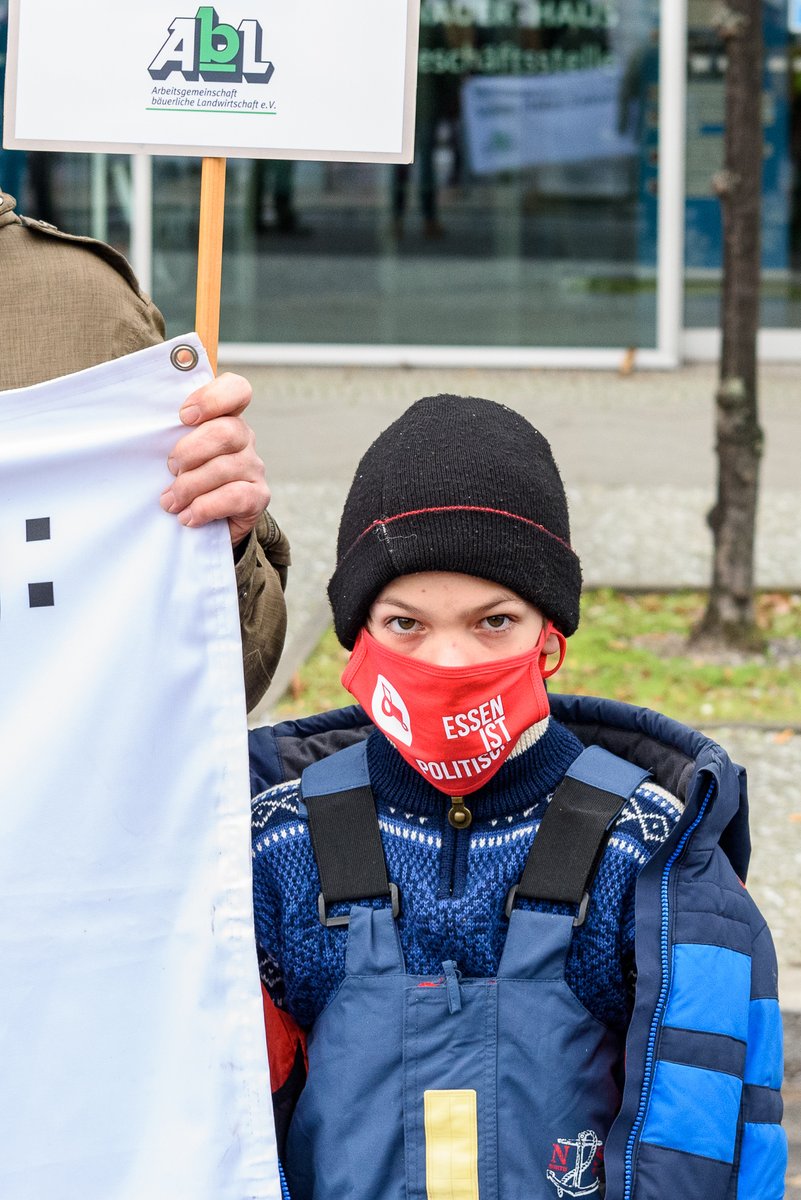 StefanMuelller's tweet photo. „Essen ist politisch!“ Dieser Junge ist mit seinem Vater zur CDU-Zentrale gekommen. Seine Zukunft ist in vielerlei Hinsicht von der Politik der CDU-Landwirtschaftsministerinnen in den letzten 15 Jahren betroffen. #AbL #AgrarwendeLostreten #Agrarwende #WHES21 #WirHabenEsSatt https://t.co/JA30vrHjRb