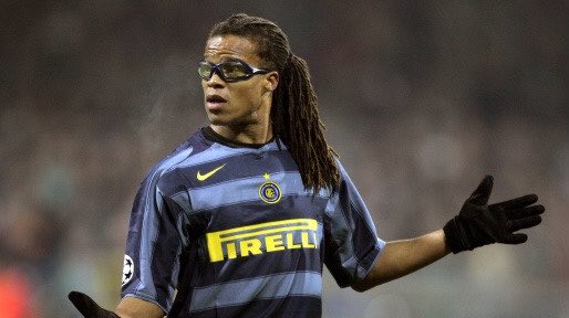 Chez nous, le Néerlandais remportera 3 scudetti et atteindra la finale de la Ligue des Champions en 2003. À l'Inter, où il ne restera qu'une saison, il gagnera... la Coupe d'Italie 