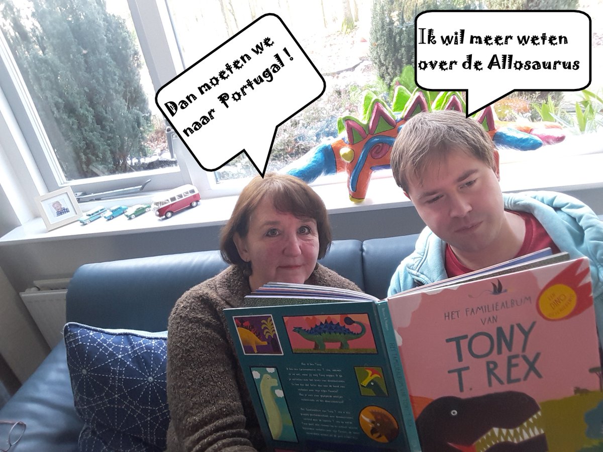 Boek18 #Boekenbingo Een tof informatieboek over dinosauriërs verteld door Tony T. Rex zelf 😜 In de fossielenzaal kun je lezen waar je moet zijn om meer te weten te komen over de verschillende soorten. Ik denk dat wij van de zomer richting Portugal afreizen... <a href="/UitgeverijVolt/">Uitgeverij Volt</a>
