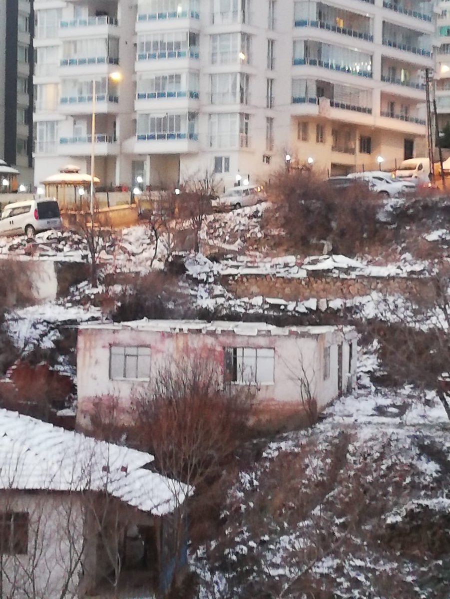 ilhan_ydm's tweet photo. Hemen yanında yeni yapılan okullar var. Bu çirkin görüntü ankaraya hiç yakışmıyor. Lütfen bir an önce burayla ilgilenelim .!!! @suleymansoylu @EmniyetGM @MuratKoseMamak @iletisim @murat_kurum https://t.co/mnqEA2Ia9p