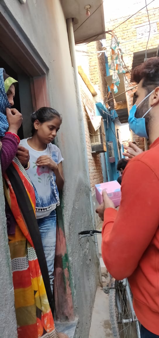 SquadPads's tweet photo. #Jaipur #PadSquadders Jitesh &amp;Aanchal gave #reusable #Sanfe #reusable #pads to 100 women at Katputhli Nagar whom they helped during lockdown by helping sell their wonderful puppets &amp; ensuring some livelihood. We are forever inspired by acts of care, love &amp; #Sustainable solutions. https://t.co/8UPjwyZzhq