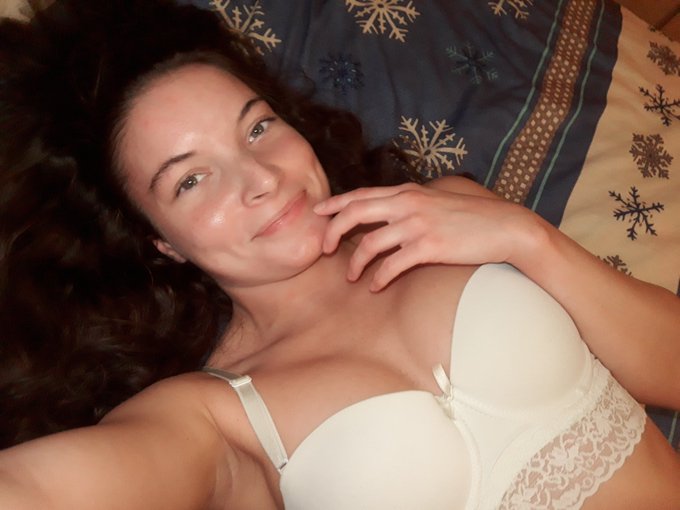 Sz&eacute;p est&eacute;t!  Hogy vagytok? &Ouml;lel&eacute;s nektek.... puszim 🤗💋 https://t.co/VJDSXcREru