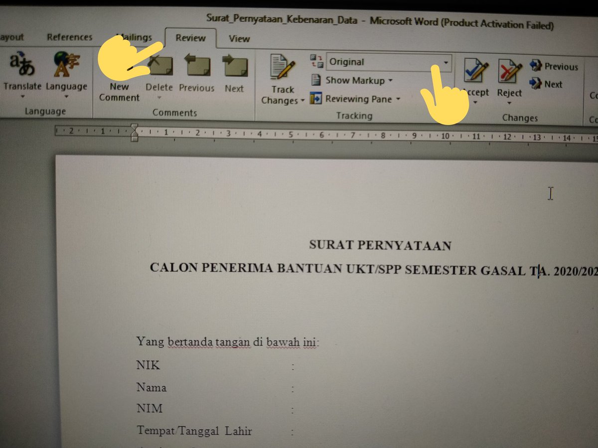 Untuk temen2 yg kebingungan kenapa di word tulisannya jadi warna merah dan ada garisnya, nah  di bawah ini ada cara agar tulisannya kembali normal ya. Yg menggunakan word 2010 caranya review-cari kolom dekat track changes-klik original