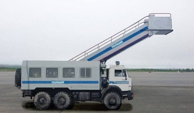 Повернення Навального в Москву: ОМОН відтіснив людей від входу в аеропорт і проводив жорсткі затримання на вулиці - Цензор.НЕТ 3987
