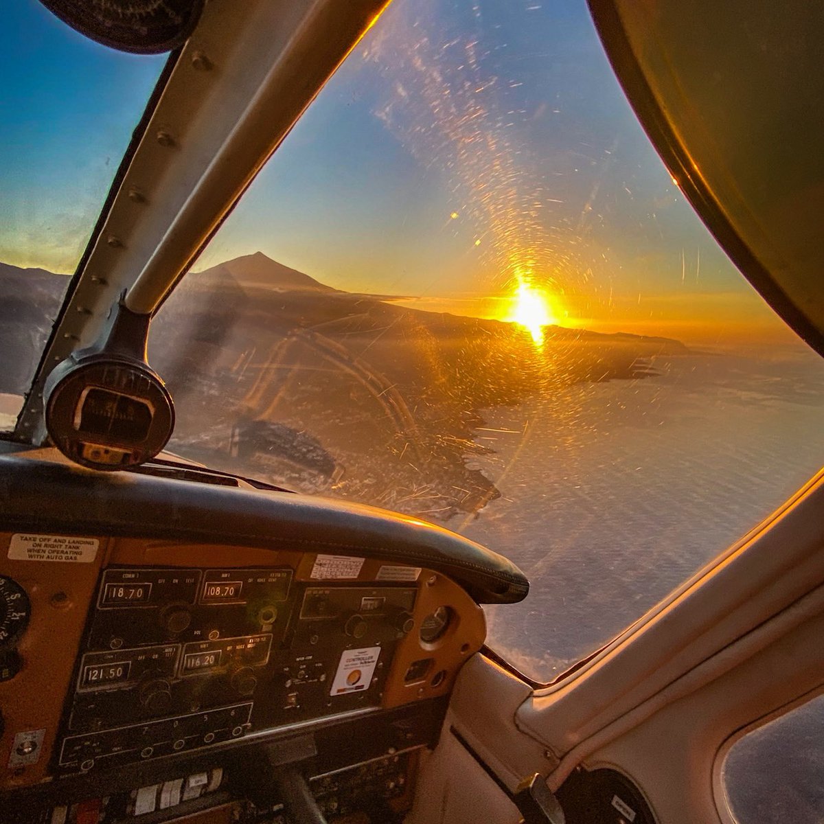 stani320's tweet photo. Sunset flying 🌅 #sunsetflying #sunset #tenerife #teide #pa28 #avgeek #pilot #somostenerife #piperarcher #piperaircraft https://t.co/58flqKzRAu