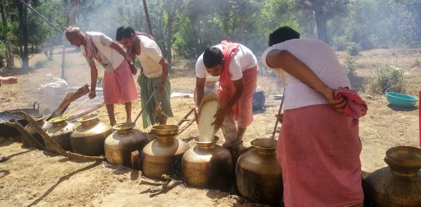 + cooked in a base of curd.- A tradition which continues majorly to this day, the food is cooked by special chefs who're all Brahmins. - Local word for these chefs is 'botis'.- Especially during marriage season, you need to book good ones 3-5 months in advance.+