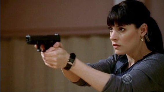 Emily Prentiss holding a gun: a thread(open if you’re a bisexual with mommy issues)