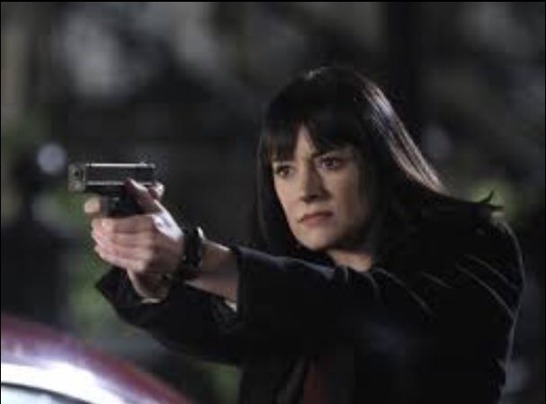 Emily Prentiss holding a gun: a thread(open if you’re a bisexual with mommy issues)