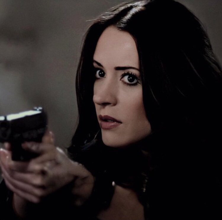 Emily Prentiss holding a gun: a thread(open if you’re a bisexual with mommy issues)