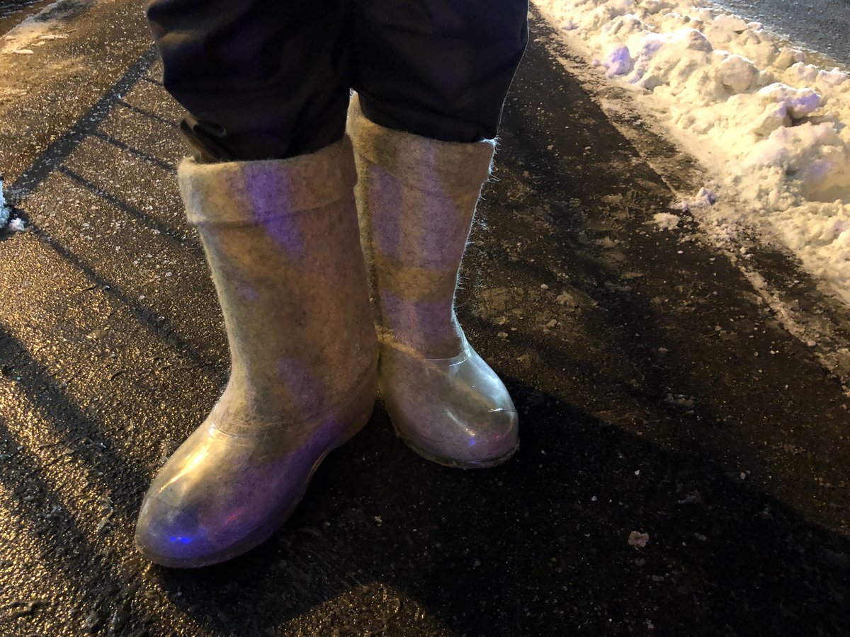 Filmen bei -20 fordert einiges ab. Kameramann Viktor Volkov trägt passend zum Wetter russische Filzstiefel  #Walenki. Berichten für  @srfnews und  #srftagesschau ist Teamwork.