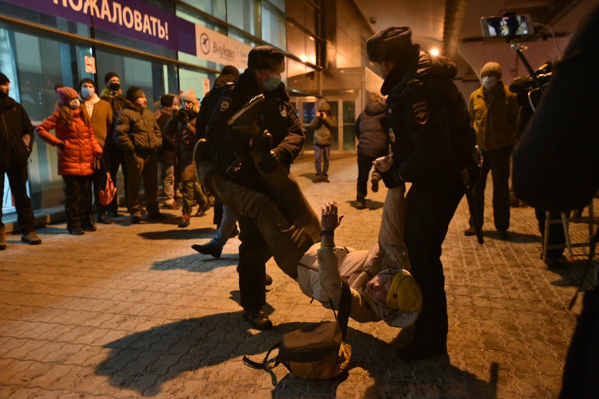 Макс круто снял беспредел у здания аэропорта

📷: Максим Кардопольцев / RTVI