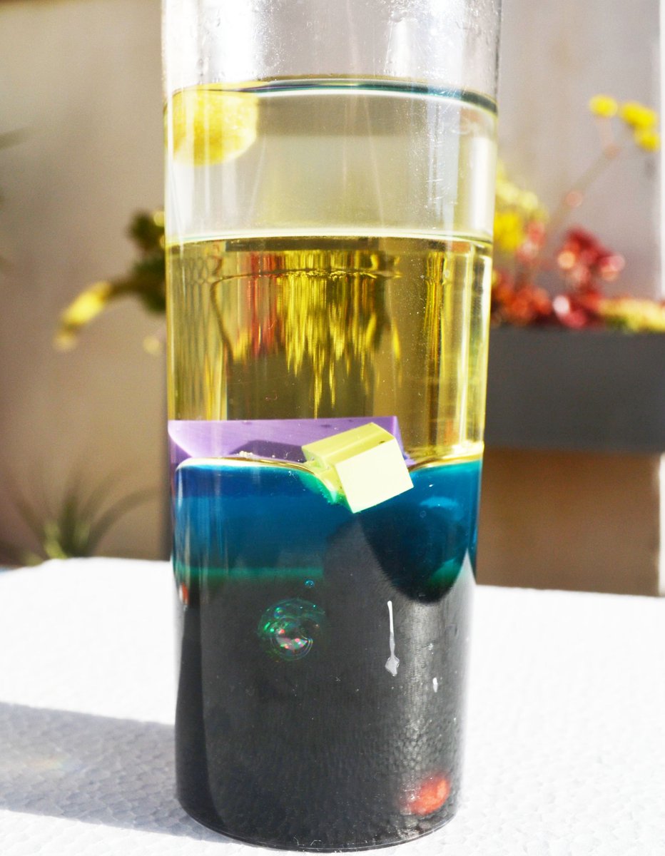 LABCLUBbcn's tweet photo. Gradient de densitats. Taller STEAM virtual amb @bibliomolins. #FluidDensity #biblioteques #STEMeducation https://t.co/aPl9vafWCU