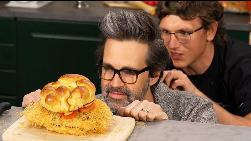 raphaconrad's tweet photo. #GMM kicked off S19, a new season of #EarBiscuits premiered, a $207 Popeye's spicy chicken sandwich (plus a meme) was created on Mythical Kitchen, a surprise #RLvlog...Wow!
This is just week 1!
Looking forward to what @rhettmc & @LinkNeal have in store for us MB's in 2021! https://t.co/PF4HOr8rzq