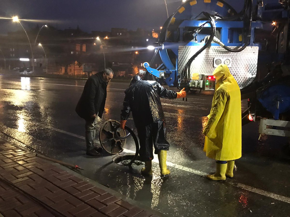 suskigm's tweet photo. Şanlıurfa genelinde yaşanan yağıştan dolayı, oluşacak sıkıntıları bertaraf edebilmek için tüm ekiplerimizle 13 ilçemizde 7/24 çalışmalarımızı sahada aralıksız sürdürmekteyiz.  

#YaparsaZeynelBaşkanYapar #BüyükşehirÇalışıyor #ŞuskiHizmetinizde https://t.co/DCcX8OJDck