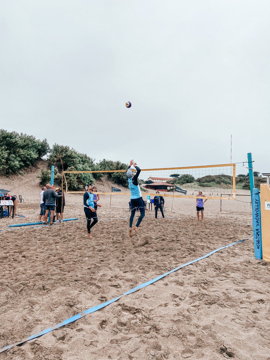 Voley_FeVA's tweet photo. #CircuitoArgentinoBV 
Resultados Semifinales

Femenino:
Gallay/Pereyra 2-0 Di Lello/De Brito
Zonta/Churin 2-0 Moreno/Najul 

Masculino:
Capogrosso/Azaad 2-0 Diaz/Palermo
Capogrosso/Amieva 2-1 Etchegaray/Del Coto 

📺 Desde las 16hs finales en DirecTV Sports. https://t.co/grSfkAxP6i