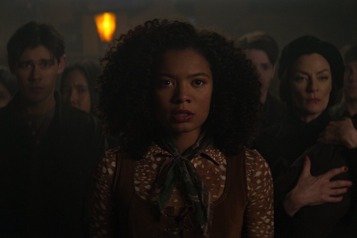 sabrinanetflix's tweet photo. can u spot the difference in these two photos? https://t.co/gvPsIo2Khk