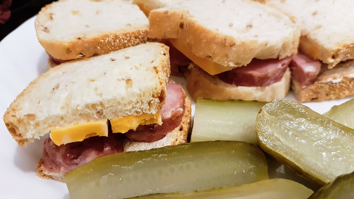 SocialsGuide's tweet image. Anybody else missing socials something fierce right now? I&apos;ve fixed myself some social nostalgia sandwiches, all it needed was cheap beer in a red cup.