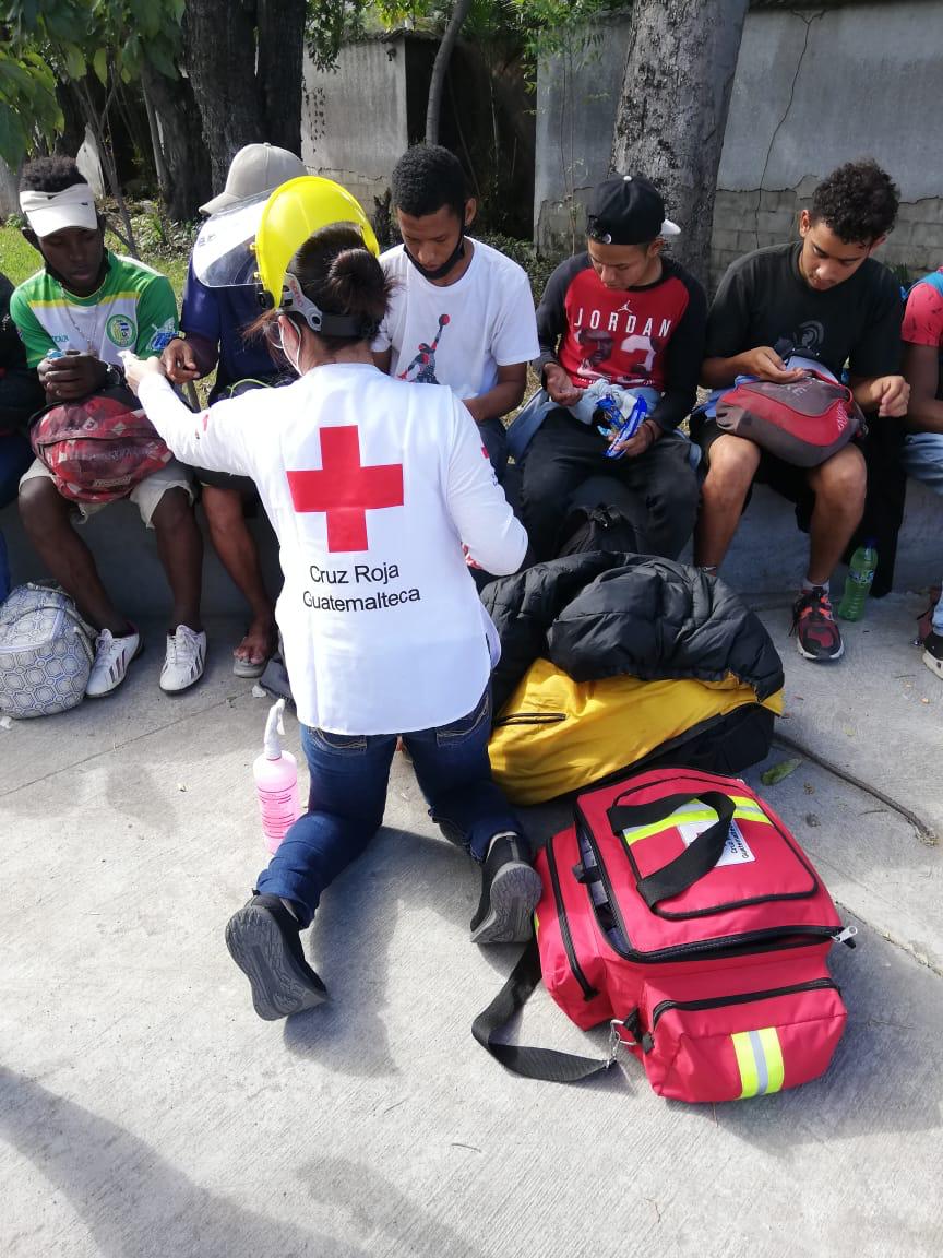 CruzRojaGT_'s tweet photo. #OrienteGT 🚑

#CruzRojaGT brinda Asistencia Humanitaria a personas del Flujo Masivo Migratorio en Vado Hondo, Chiquimula https://t.co/yEcSMYRFDu