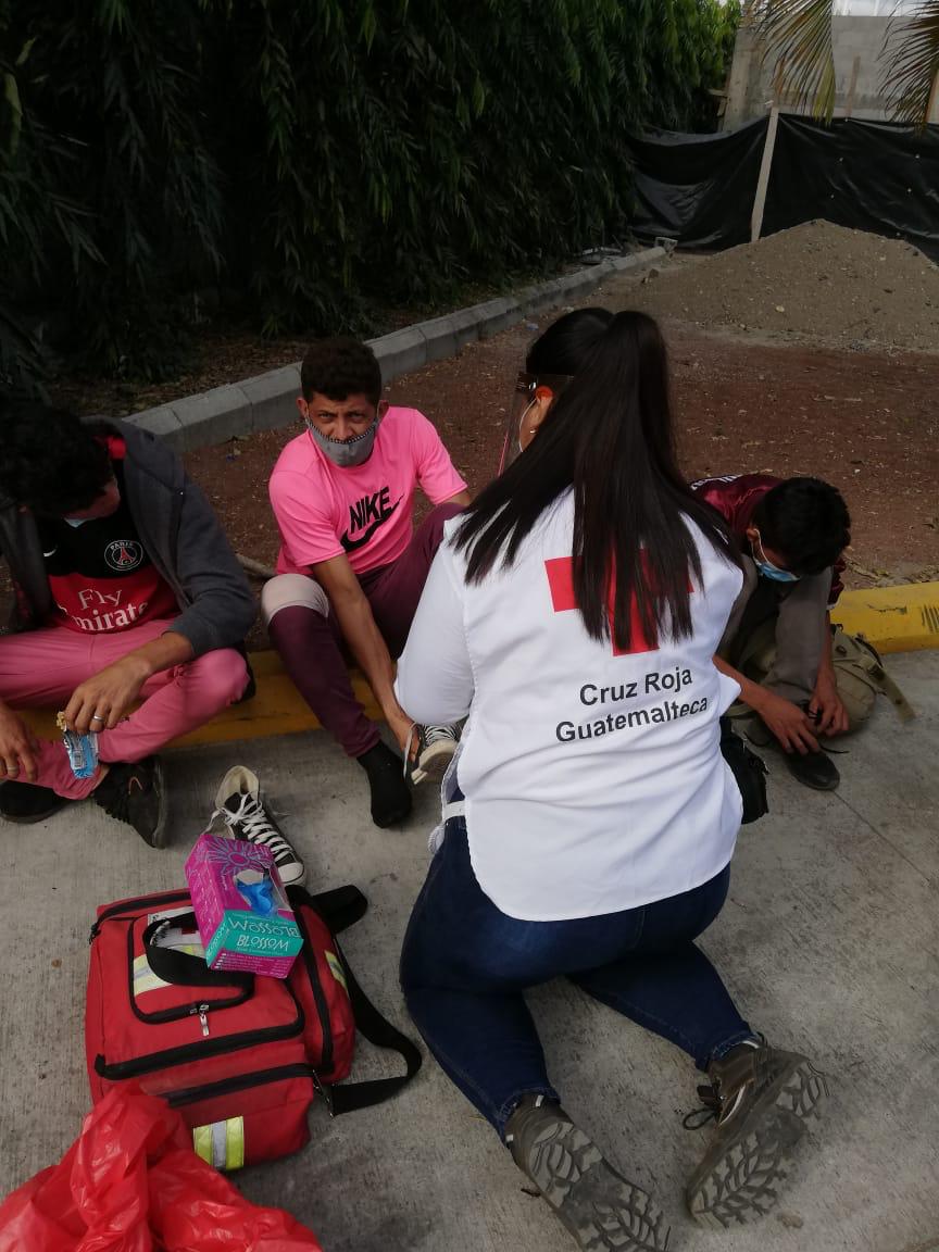 CruzRojaGT_'s tweet photo. #OrienteGT 🚑

#CruzRojaGT brinda Asistencia Humanitaria a personas del Flujo Masivo Migratorio en Vado Hondo, Chiquimula https://t.co/yEcSMYRFDu