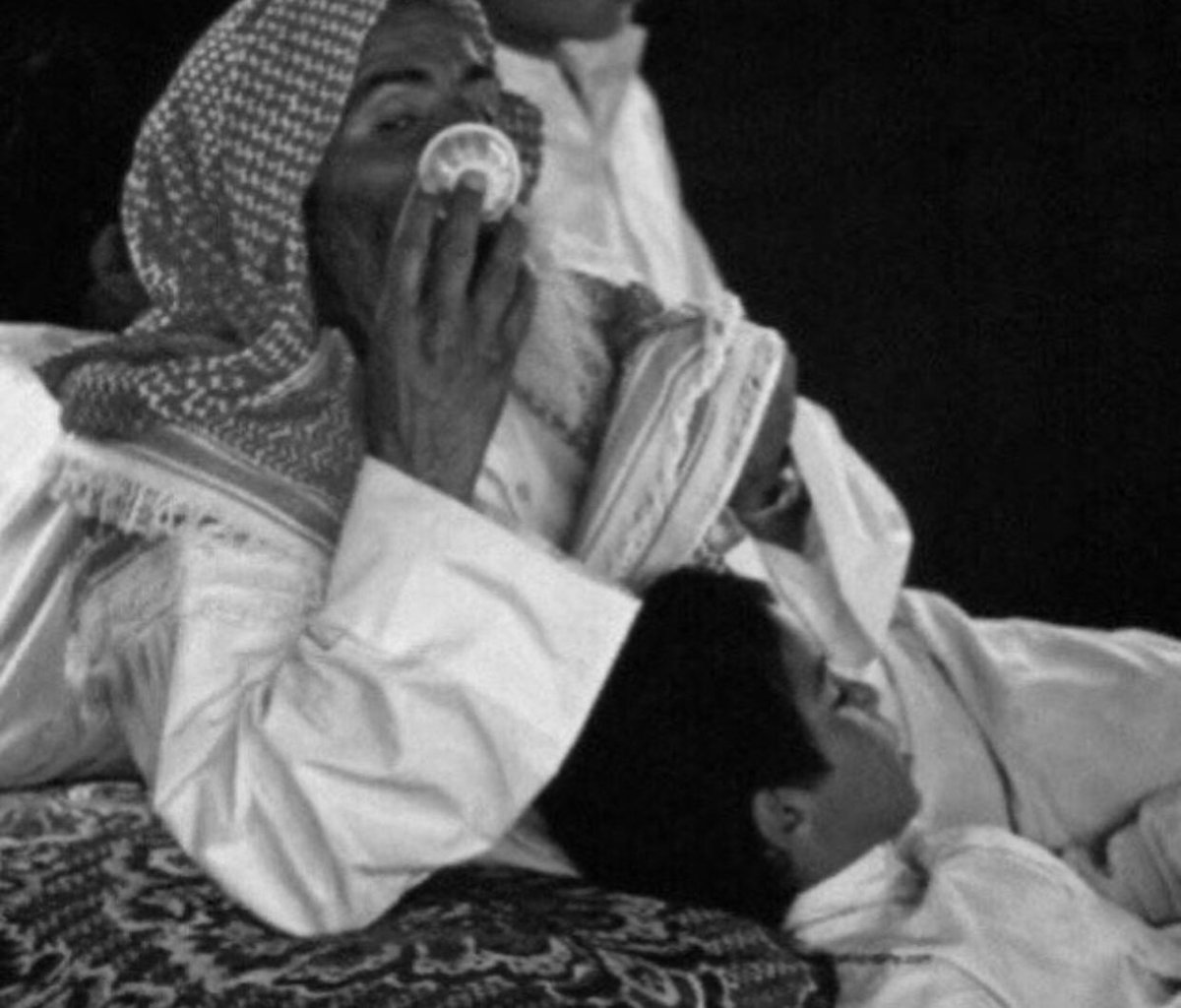 بيتٍ بلا شيبان ياشينه وقل حلاه
لو إنه يتبارق ما تحلى تباريقه.
⠀