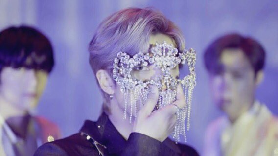 No but the mask + the crown would look godly
