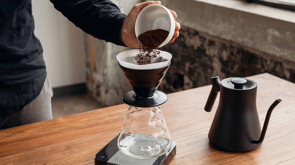 Baratza's tweet photo. This pour-over #BrewGuide is filled to the brim with helpful photos and tons of information! @Intelligentsia 😍  https://t.co/ar85lJPNUM https://t.co/9NstY2hyNt