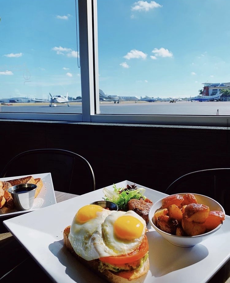 FtLauderdaleMag's tweet photo. Sky-high brunch ✈️
#ftlauderdale #fortlauderdale #solauderdale #brunch #breakfast #lunch #sunday #sundayfunday #jetrunwaycafe #jets #jet #jetrunway #runway #fly #airplanes #airport #restaurant #supportlocal #southflorida #florida #broward #ftl #visitflorida https://t.co/AVj1XM7uzR