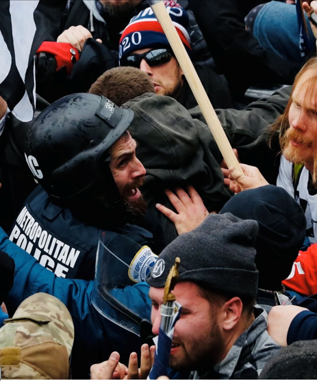 DCPoliceDept's tweet image. Officer Fanone suffered a mild heart attack when we was repeatedly beaten &amp;amp; tased by his attackers during the Jan 6th insurrection. We need your help finding them!!

Have info? Call the FBI’s Tipline at 1-800-CALL-FBI (1-800-225-5324) 
@FBIWFO