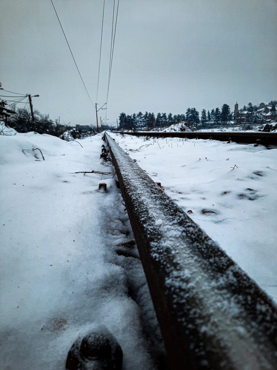 MustafaSpahiic's tweet photo. 🌨🛤❄
#WINTER #snow #TRAIN #rails #photography #PHOTOS #photographers #photographyislife #landscape #winterphoto #snowphoto https://t.co/GXbcIYS5Zc