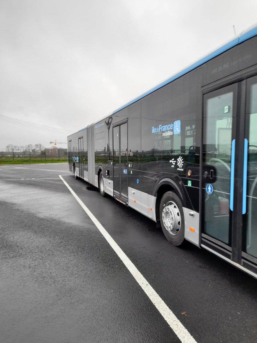 Ensuite équiper pour équiper un bus il faut équiper les roues donc cela fait 4 paires de 2 roues jumelées pour les bus articulés soit 8 pneus ( ou 4 grosses roues pour Heuliez) et 2 paires de 2 roues soit 4 pneus( ou 2 grosses roues pour Heuliez)