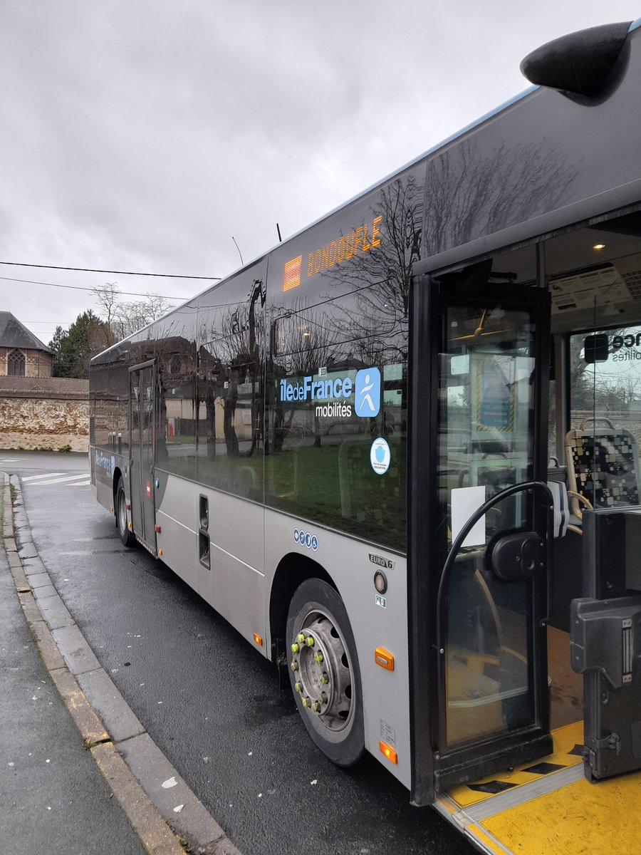 Ensuite équiper pour équiper un bus il faut équiper les roues donc cela fait 4 paires de 2 roues jumelées pour les bus articulés soit 8 pneus ( ou 4 grosses roues pour Heuliez) et 2 paires de 2 roues soit 4 pneus( ou 2 grosses roues pour Heuliez)