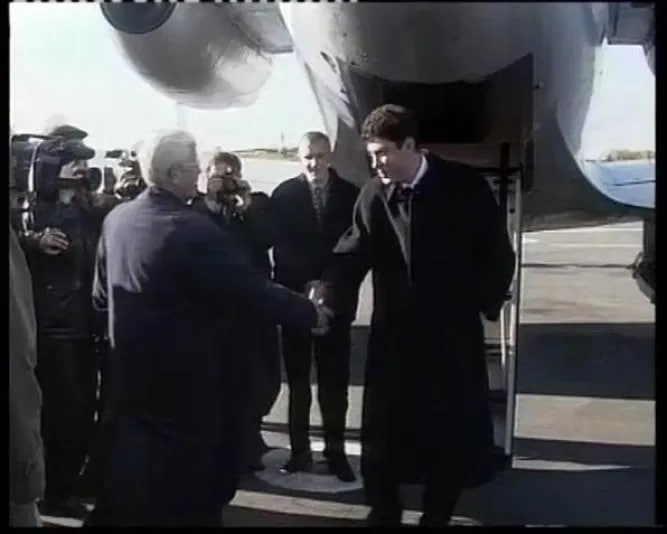 f4kts's tweet photo. ... а также в ролях несравненный Мистер Навальный в роли Мистера Немцова... https://t.co/r53OCd85hm
