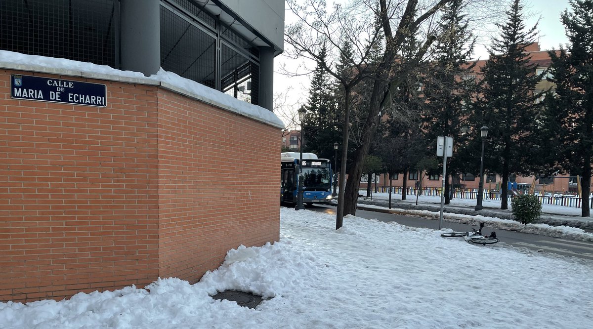 SandokRN's tweet photo. @BiciMAD @Lineamadrid @bcarabante @BicimadL @PlataformaEMT Un mes desde el primer twit y aquí sigue la bicicleta que ibais a reubicar. Menuda castaña de empresa. Municipalización como única solución https://t.co/yyOe7MWAZB