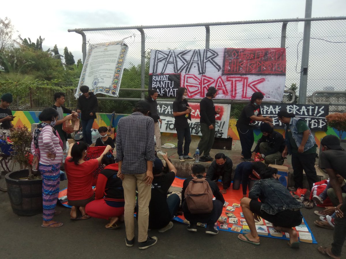 sangpunkhibur's tweet photo. Sebahagia-bahagianya hidup adalah ketika kamu mampu berbagi kasih kepada sesama mu π
#pasargratis
#notcharity
#thisisprotest
#solidaritas https://t.co/vItuGLfOzu