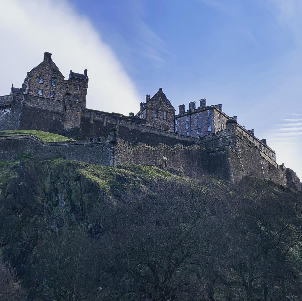 DoctorEmmerson's tweet photo. The quiet streets and gardens of Edinburgh city centre this morning #edinburgh #walkedinburgh #WalkingFromHome #lockdownwalking https://t.co/3U9cU8gRz8