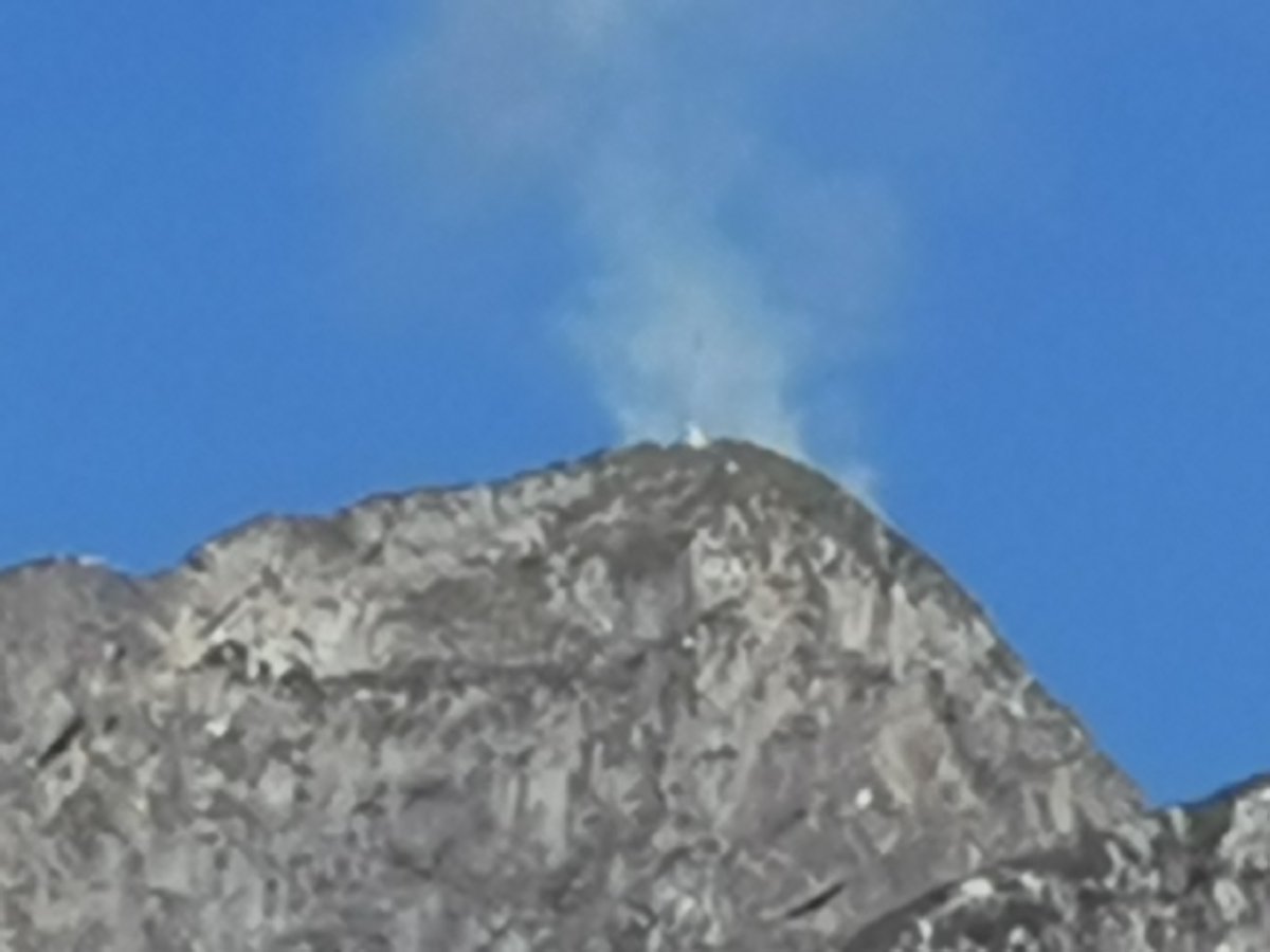 Algún regio haciendo #carnitaasada en la punta del #CerroDeLaSilla
#Monterrey https://t.co/DtbLPfpehE