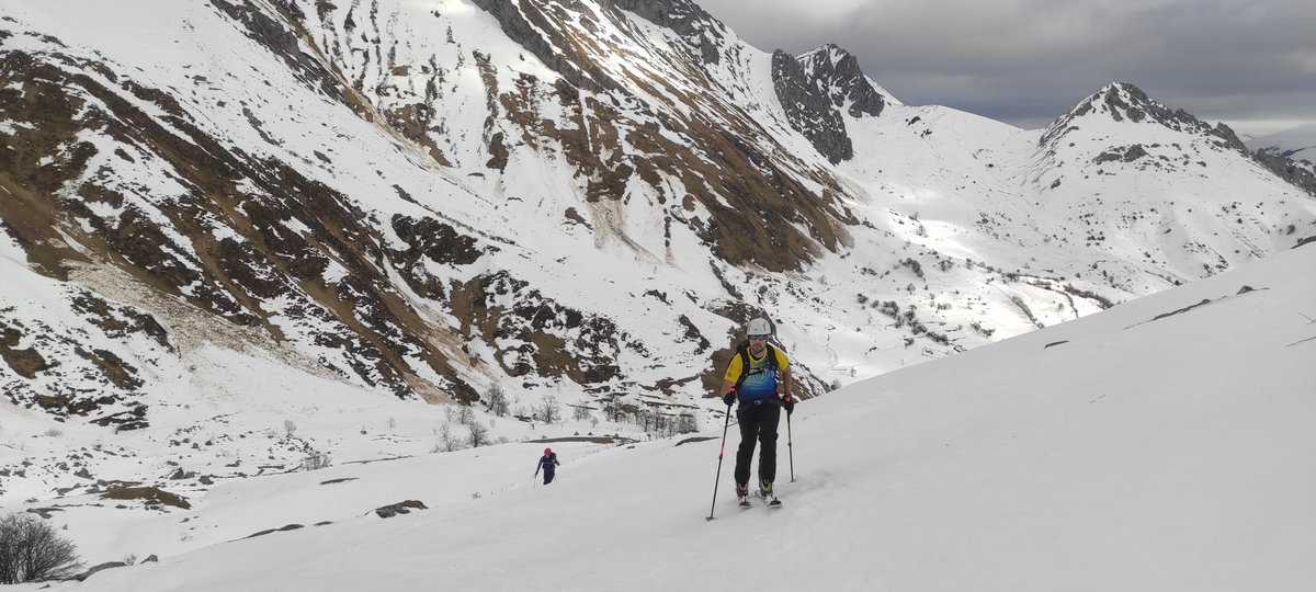 AitorIzquierdo7's tweet photo. Mi primera vez con otra cosa que no sean zapatillas en los pies...

¡Menudo día chicos #meencanta ☺️😍⛷️🏔️👏💪
@ADN_Astur @AlvaroB_Oficial @Danielemass
#adnastur #adnasturguides #clubdemontaña #mountainguide #tecnicodeportivo #guiademontaña https://t.co/7Dt7UtIEiN