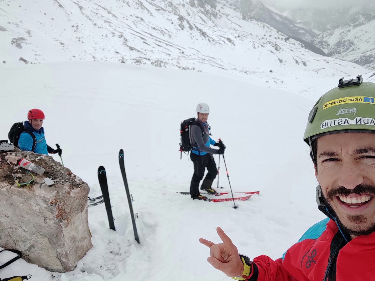 AitorIzquierdo7's tweet photo. Mi primera vez con otra cosa que no sean zapatillas en los pies...

¡Menudo día chicos #meencanta ☺️😍⛷️🏔️👏💪
@ADN_Astur @AlvaroB_Oficial @Danielemass
#adnastur #adnasturguides #clubdemontaña #mountainguide #tecnicodeportivo #guiademontaña https://t.co/7Dt7UtIEiN