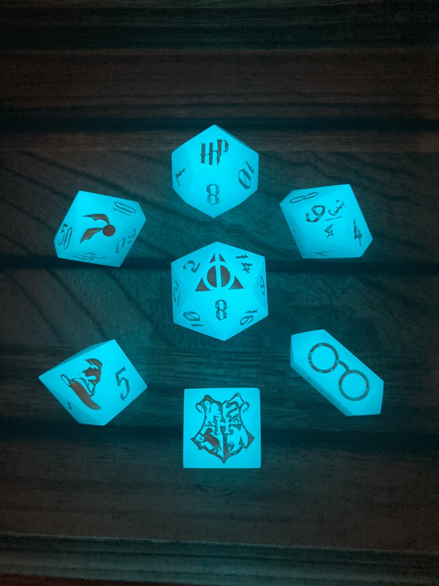 hardlightforge's tweet image. Holy moly these turned out so much better than I had even hoped for!  A little Lumos magic to light up the table. Available in my Etsy now! #customdice #HarryPotter #dice #handmadedice #dnd