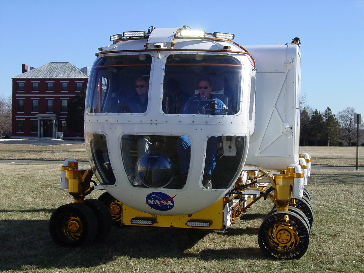 I designed the rims that were interfaced with non-pneumatic tires w/  @MichelinUSA.I also designed the differentials & the [PBB] Payload Battery Box which I will post in the thread.Washington DC Inauguration Parade of Obama & Biden 09 w/ Astronaut Mike Gernhardt at the controls.