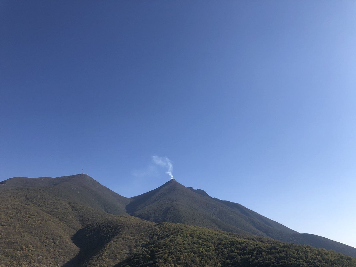 ⚠ #ÚltimaHora
¡Incendio en el Cerro de la Silla! 😮👀🔥
Una fumarola de humo blanco apareció en el pico norte del Cerro de la Silla.
Elementos de @PC_NuevoLeon ya se encuentran en el área tratando de determinar la causa.
#Incendio #CerroDeLaSilla #Monterrey #NuevoLeón https://t.co/45QluvYFtL