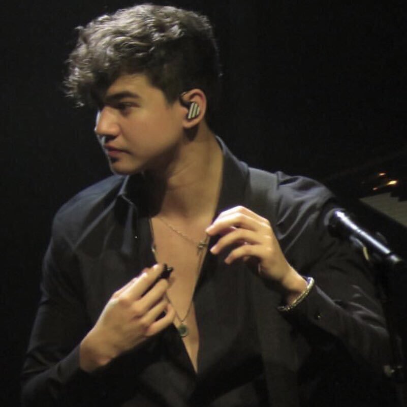this is your daily reminder that YOU have a crush on calum hood