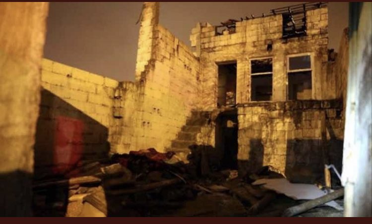 Bu akşam Gaziantep’te bir kadın ve üç çocuğu yağmur nedeniyle çöken bu binanın altında kaldı.

Anne öldü. Çocuklar hastanede.