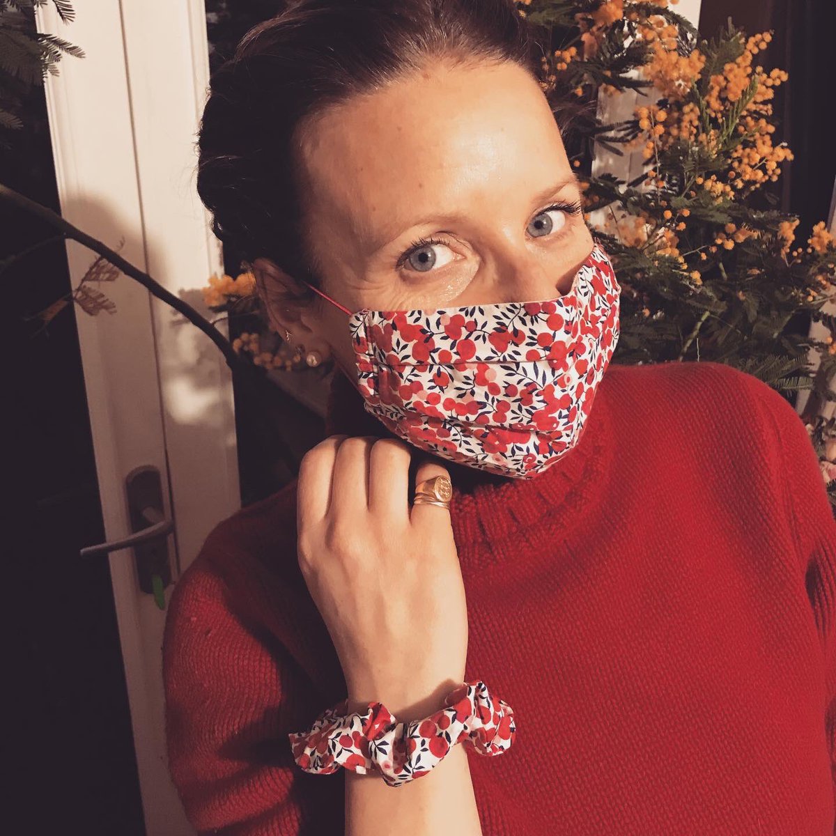 camillatiger's tweet photo. Keep your wild #lockdownhair looking pretty with my new matching #scrunchies 

#handmadefacemasks #fashionfacemasks #bespoke #reusable #washable #vintagefabric #limitededition #handmadescrunchies #matchingfacemaskandscrunchie #fashionscrunchies https://t.co/gsaFPZD8Ux