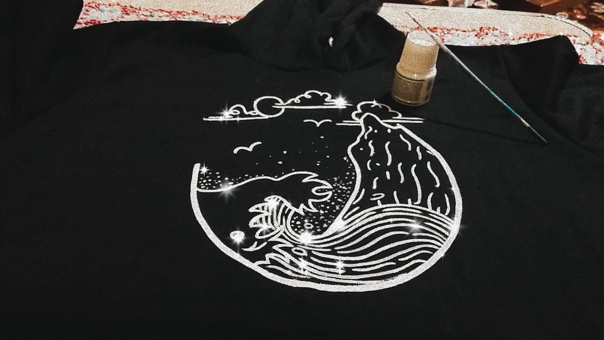 artwork_ra's tweet photo. Painted sweet shirt 😍 https://t.co/NeF9mo7PGL