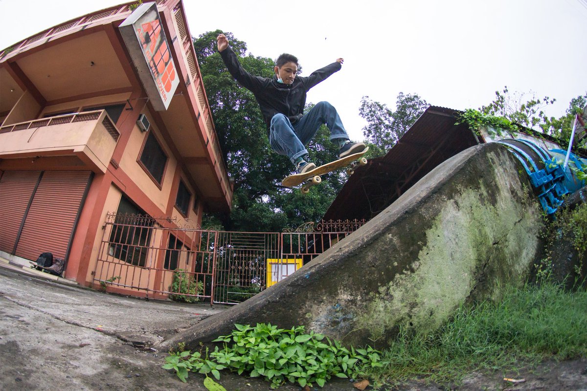 leeroyguzman's tweet photo. Jayboy Evangelio warming up with an ollie at this pipeline bank.
#lrfg #philippineskateboarding #skateph #skateboardingisfun #skateboarding #skateboard #skateboarder #skater #skate #skatelife #asia #local #philippines #mindanao @Sony @SonyAlpha @SonyPHinc @SonyProUSA https://t.co/kQ5Ud3ALyg