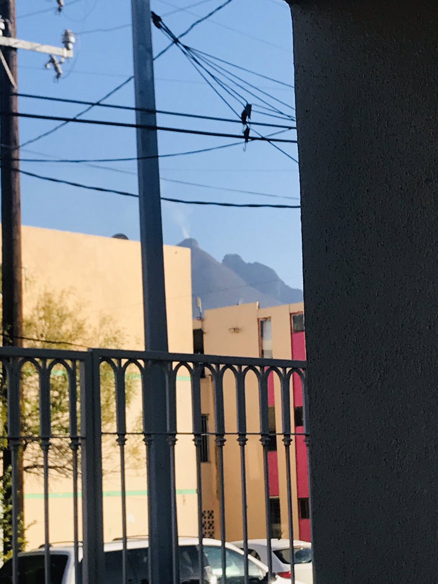 #CerroDeLaSilla #Humo #Monterrey Que se quema? 🔥 https://t.co/tCW7XBXy8a