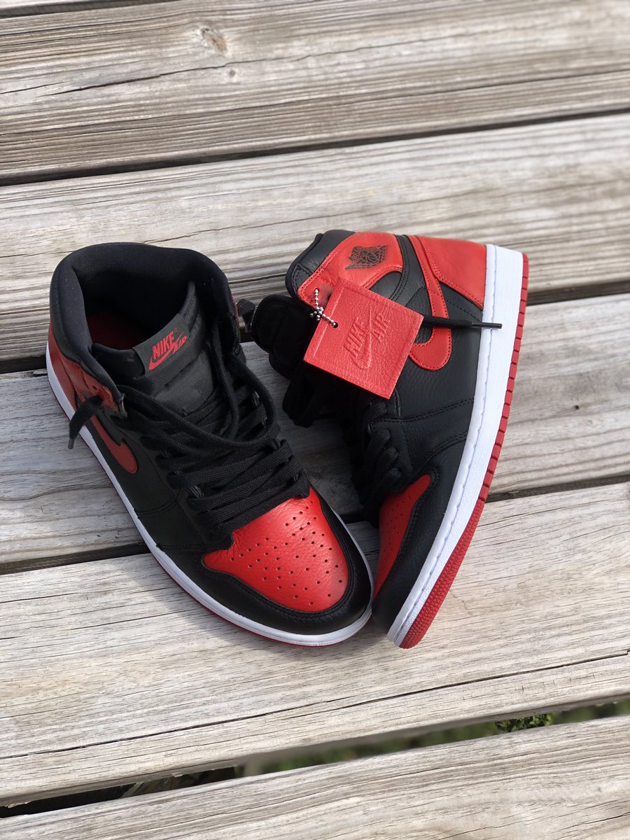 ChinCustoms's tweet photo. Took a while to do this custom because I felt that this was a sneaker that most sneaker heads consider ICONIC. So in respect it needed to be done to the best of my abilities.

So here it is

Jordan 1 High UNC to Chi “Bred” Custom
 #ChinCustoms
 #Nike
#Jordan1 
#Bred1Custom https://t.co/tDwVVXVHkp